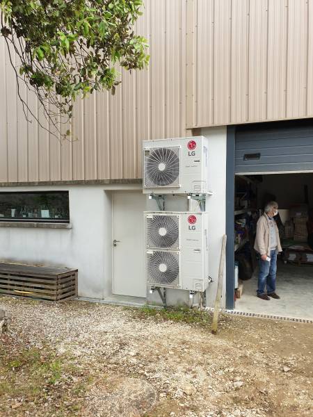 Installation d’un plafonnier LG à Arpaillargues pour garantir une température constante dans un chai à vin conditionné