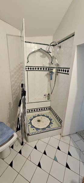 Rénovation complète de salle de bain moderne à Uzès par Ozoneo - Tendance Chauffage