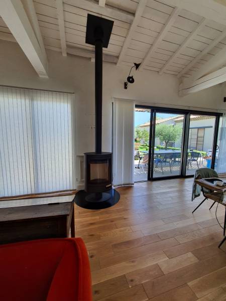 Installer un poêle à bois design, performant et pivotant à Saint-Siffret pour améliorer le confort thermique et l’esthétique intérieure de votre habitat