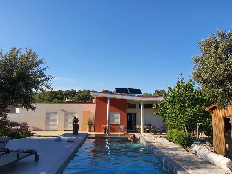 Installer un chauffe-eau solaire avec capteurs en toiture à Nîmes pour produire une eau chaude économique et renouvelable toute l’année