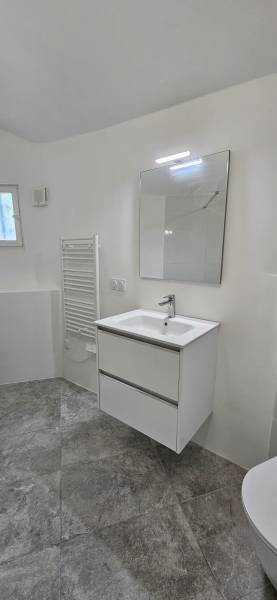 Rénovation complète de salle de bain moderne à Uzès par Ozoneo - Tendance Chauffage