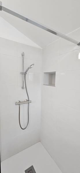 Rénovation complète de salle de bain moderne à Uzès par Ozoneo - Tendance Chauffage