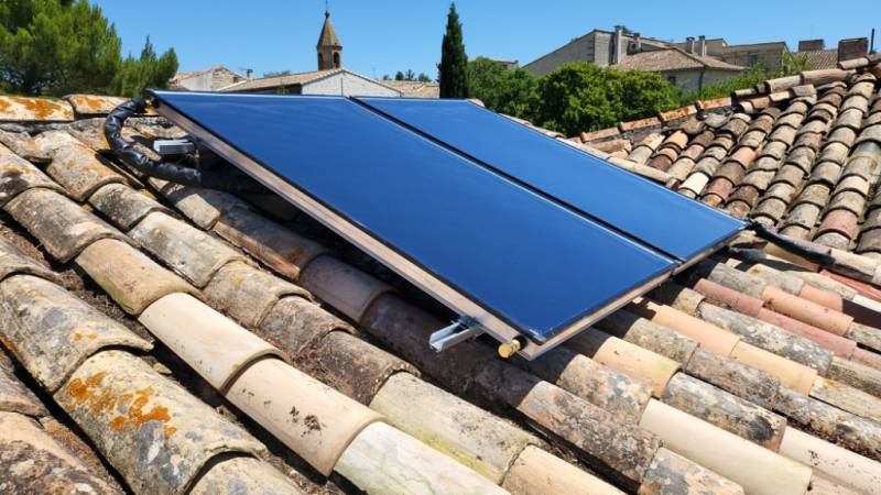 Pose panneaux solaires thermiques sur un toit de maison par un professionnel proche de Uzès